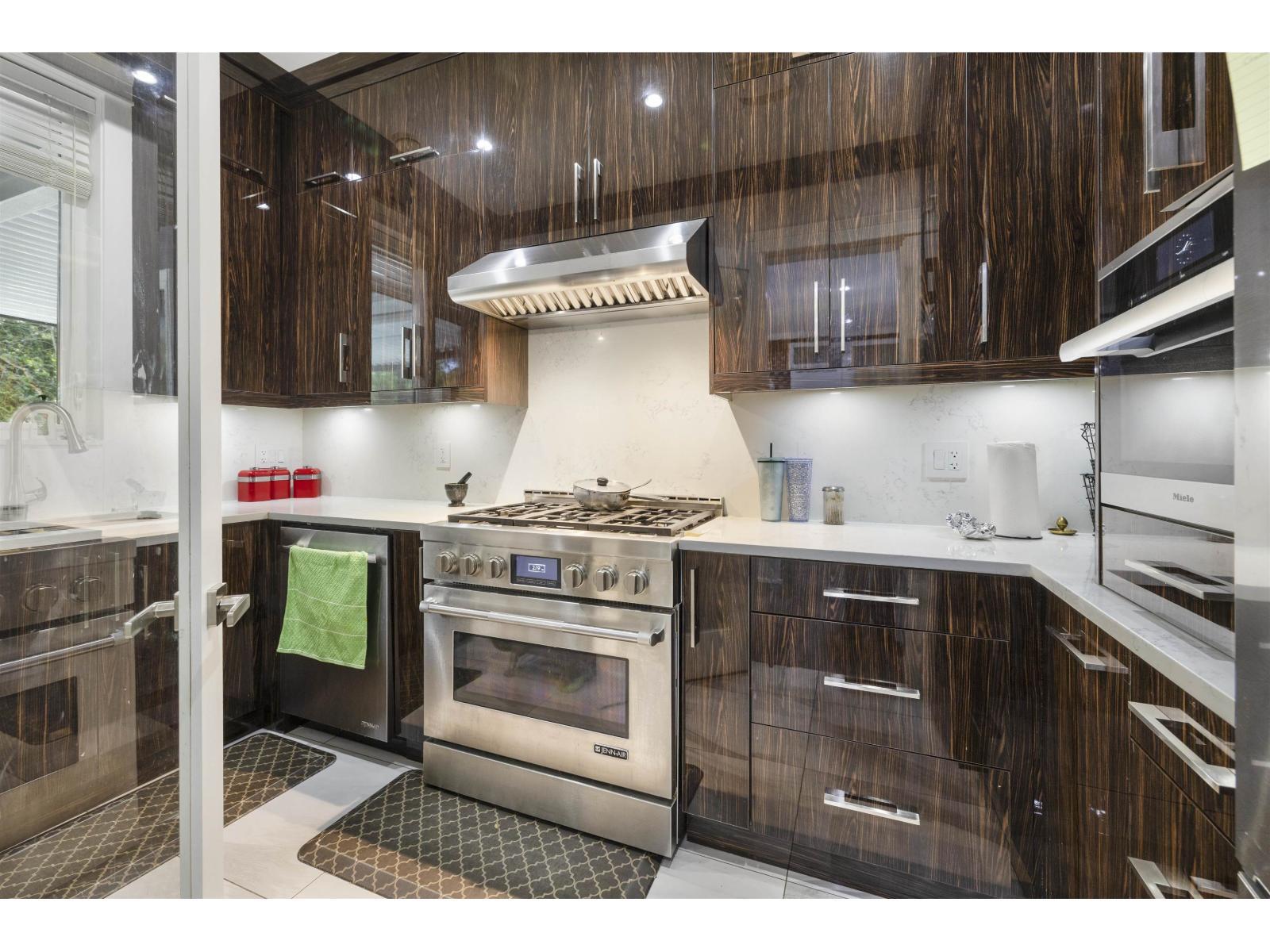 8671 Galway Crescent, Surrey, BC - Indoor Photo Showing Kitchen With Upgraded Kitchen