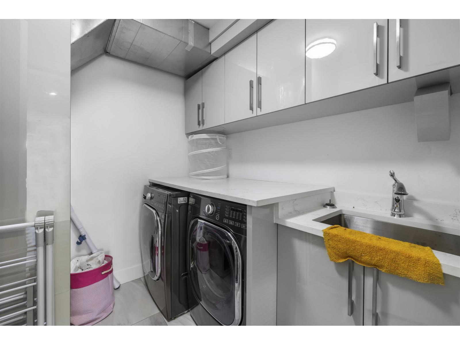 8671 Galway Crescent, Surrey, BC - Indoor Photo Showing Laundry Room