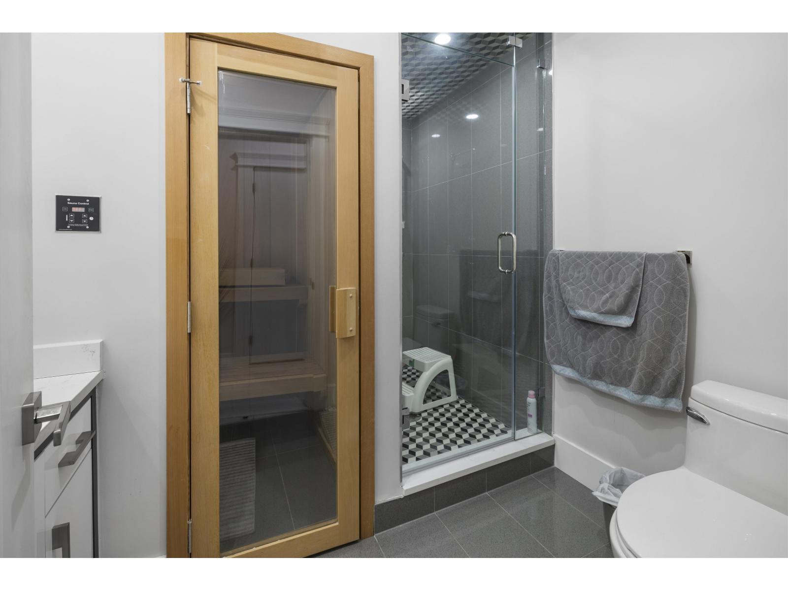 8671 Galway Crescent, Surrey, BC - Indoor Photo Showing Bathroom