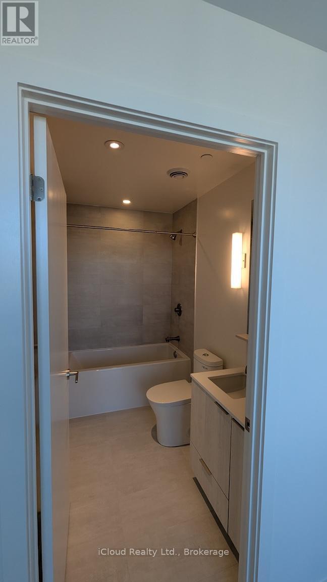 2414 - 120 Broadway Avenue E, Toronto, ON - Indoor Photo Showing Bathroom