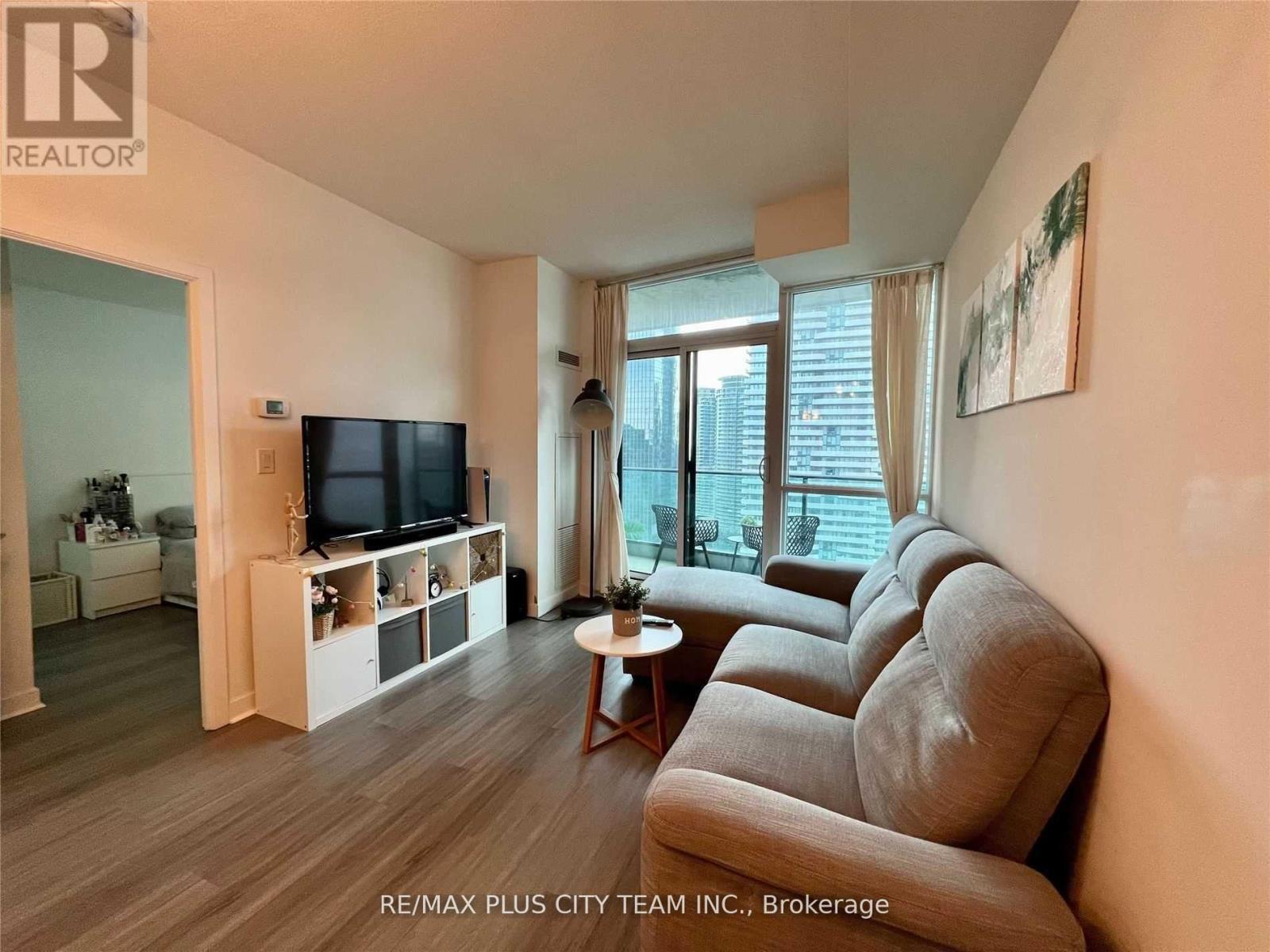 2501 - 33 Bay Street, Toronto, ON - Indoor Photo Showing Living Room