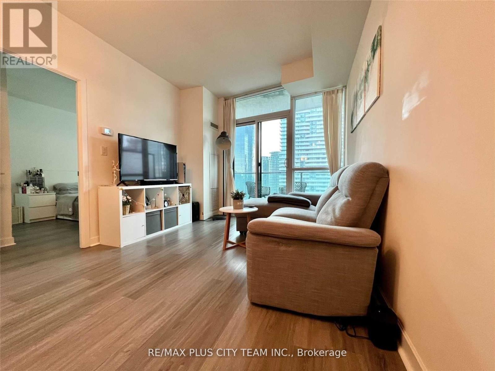 2501 - 33 Bay Street, Toronto, ON - Indoor Photo Showing Living Room