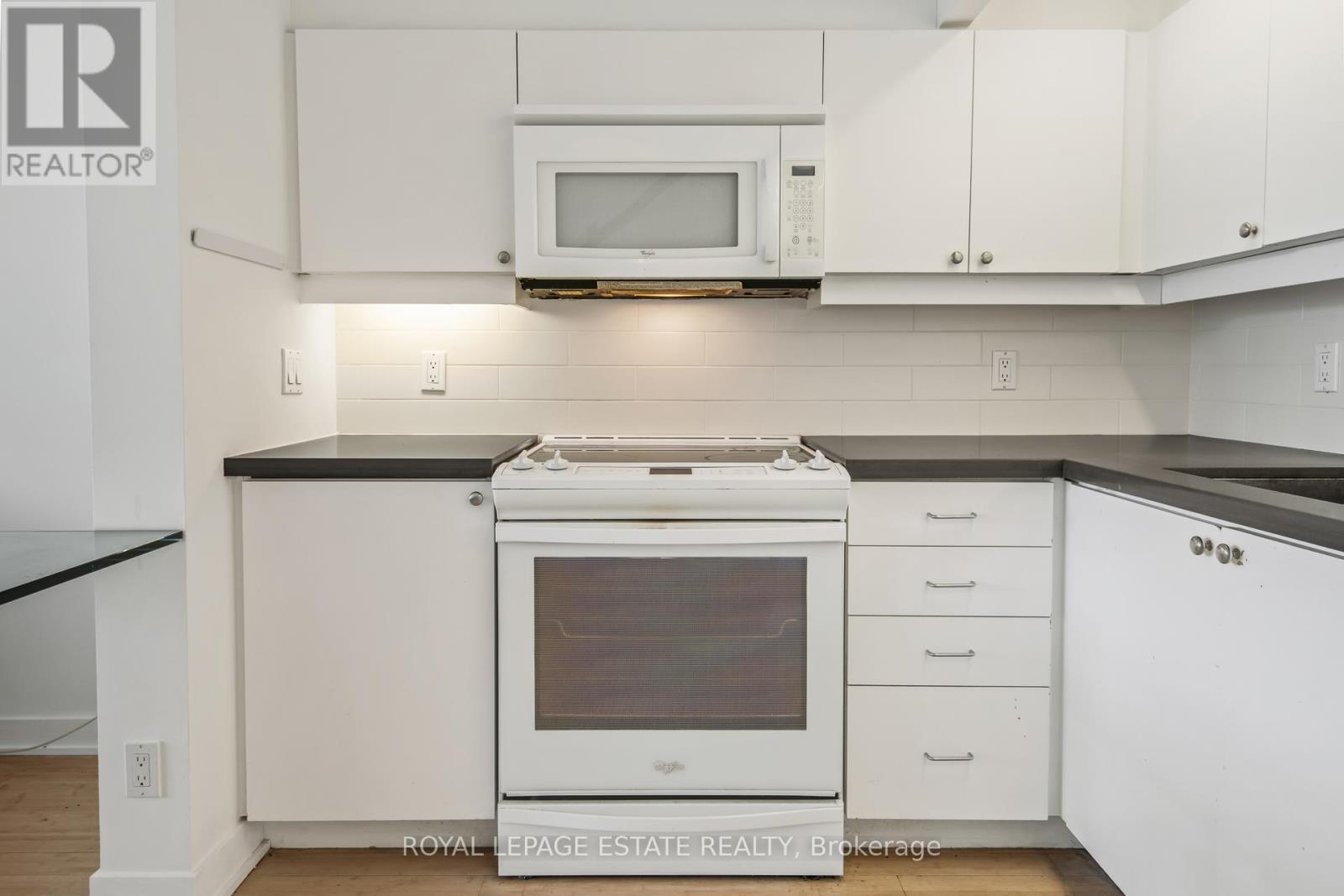 301 - 160 Baldwin Street, Toronto, ON - Indoor Photo Showing Kitchen