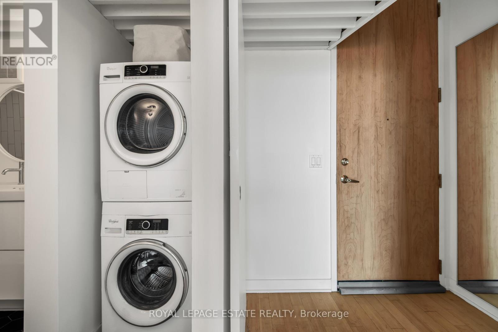 301 - 160 Baldwin Street, Toronto, ON - Indoor Photo Showing Laundry Room