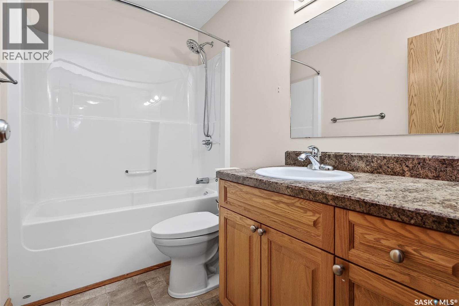 1 120 Athabasca Street W, Moose Jaw, SK - Indoor Photo Showing Bathroom