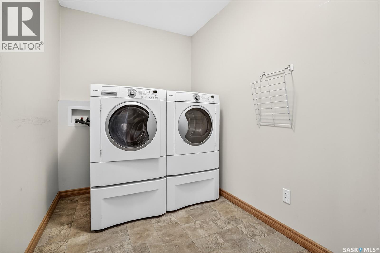 1 120 Athabasca Street W, Moose Jaw, SK - Indoor Photo Showing Laundry Room