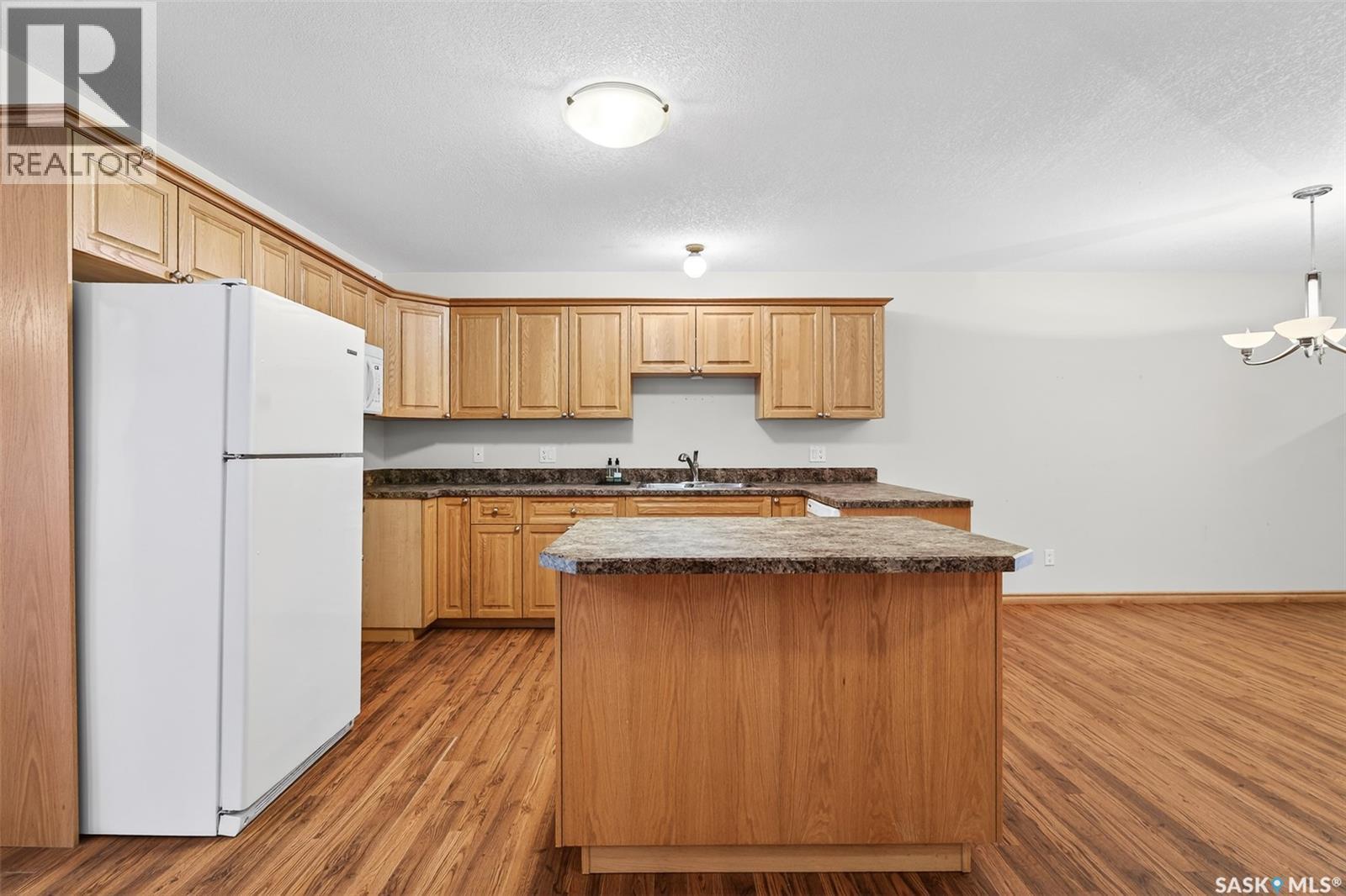 1 120 Athabasca Street W, Moose Jaw, SK - Indoor Photo Showing Kitchen
