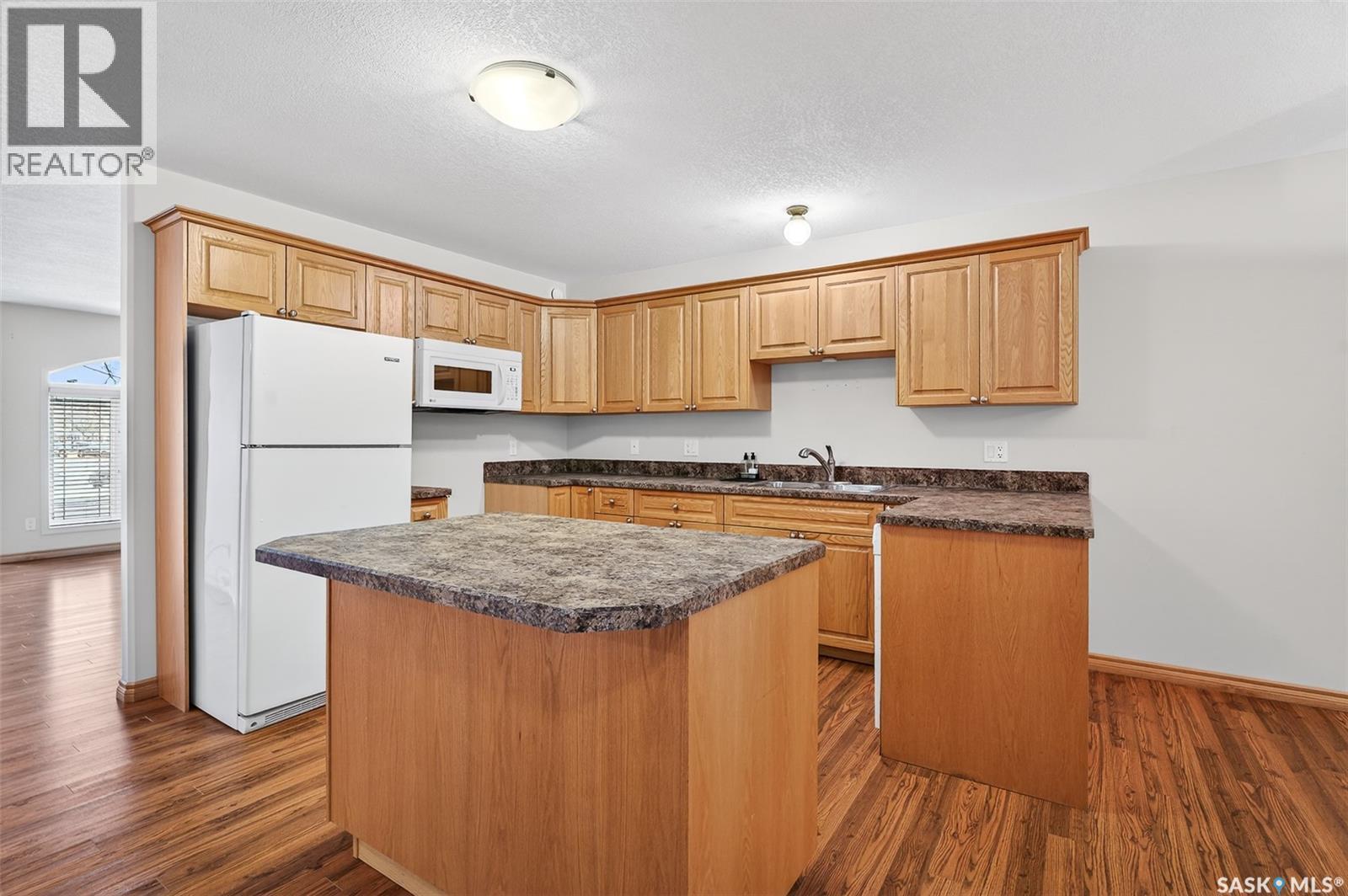 1 120 Athabasca Street W, Moose Jaw, SK - Indoor Photo Showing Kitchen With Double Sink