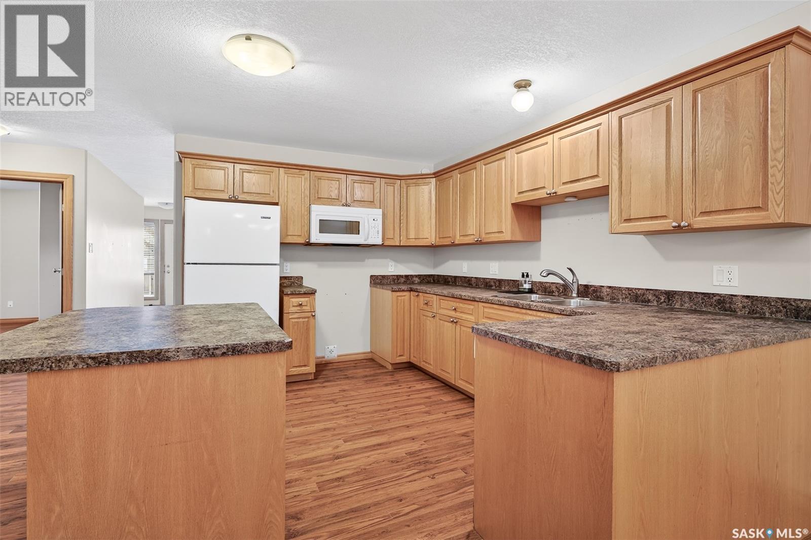 1 120 Athabasca Street W, Moose Jaw, SK - Indoor Photo Showing Kitchen With Double Sink