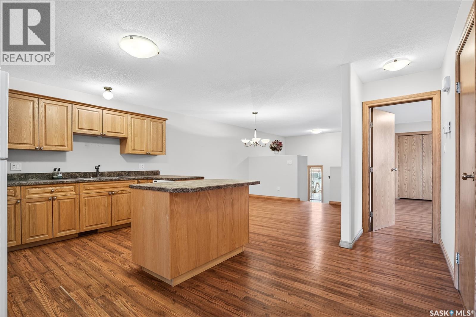 1 120 Athabasca Street W, Moose Jaw, SK - Indoor Photo Showing Kitchen With Double Sink
