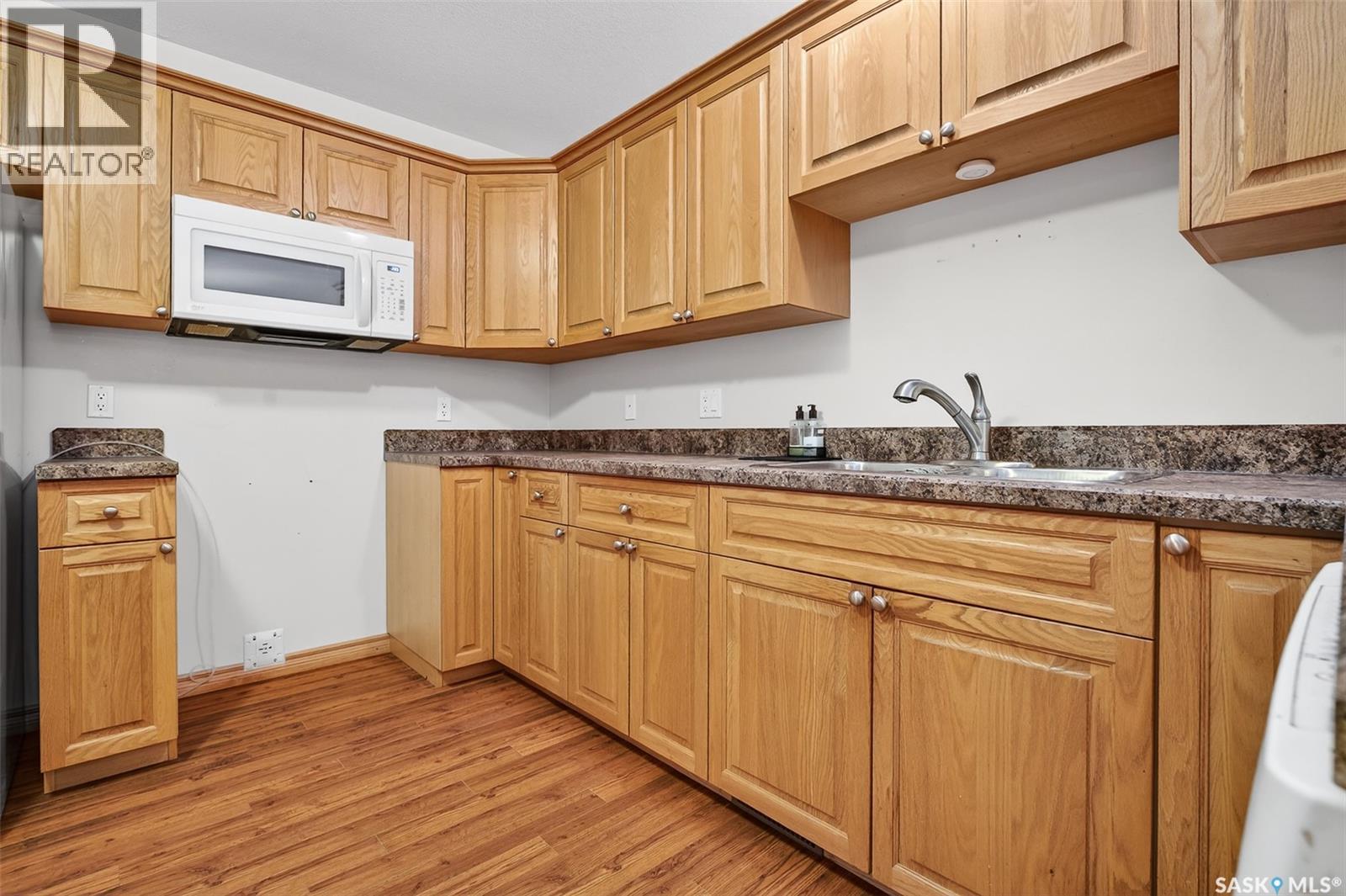 1 120 Athabasca Street W, Moose Jaw, SK - Indoor Photo Showing Kitchen