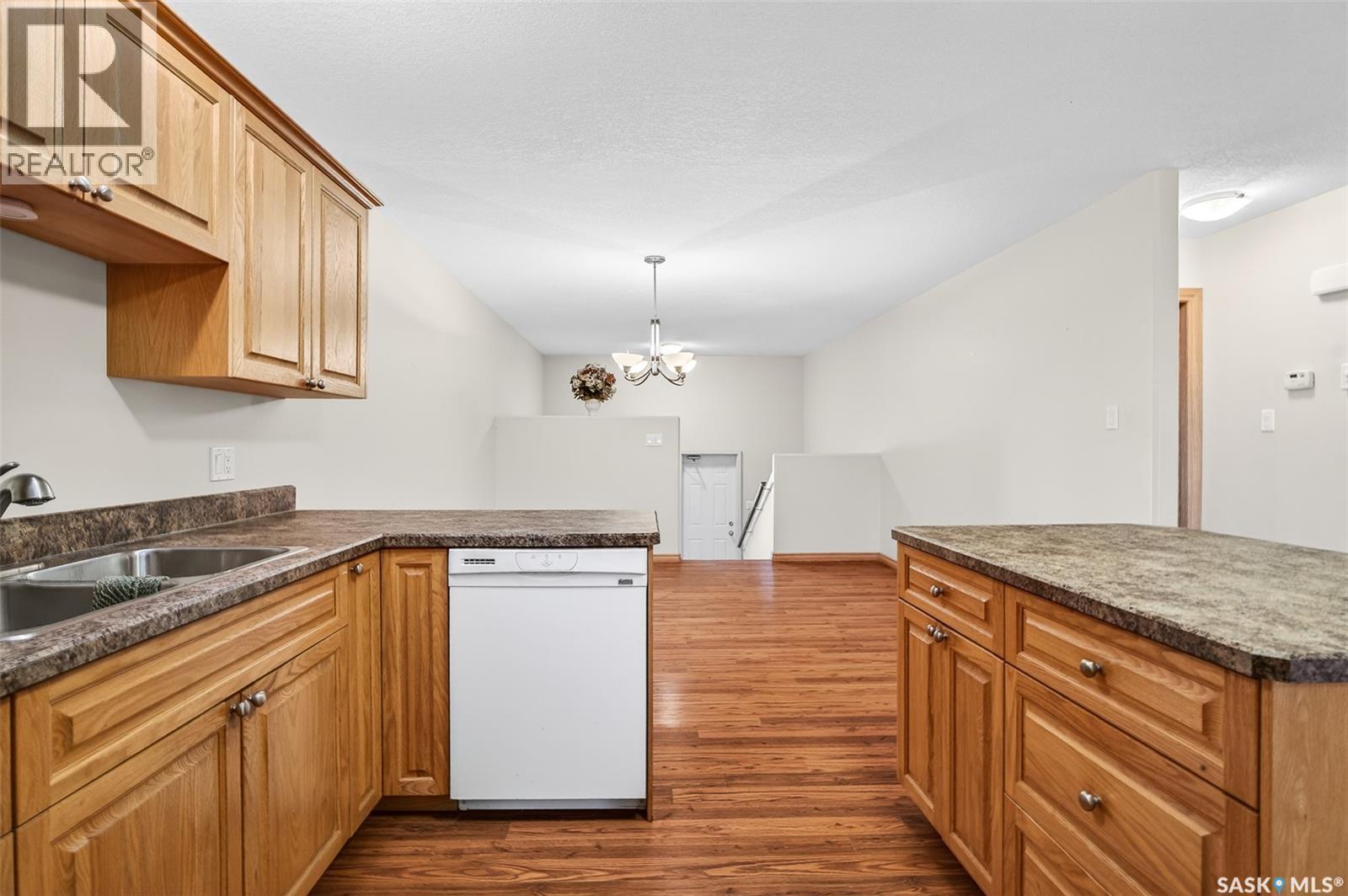 1 120 Athabasca Street W, Moose Jaw, SK - Indoor Photo Showing Kitchen With Double Sink