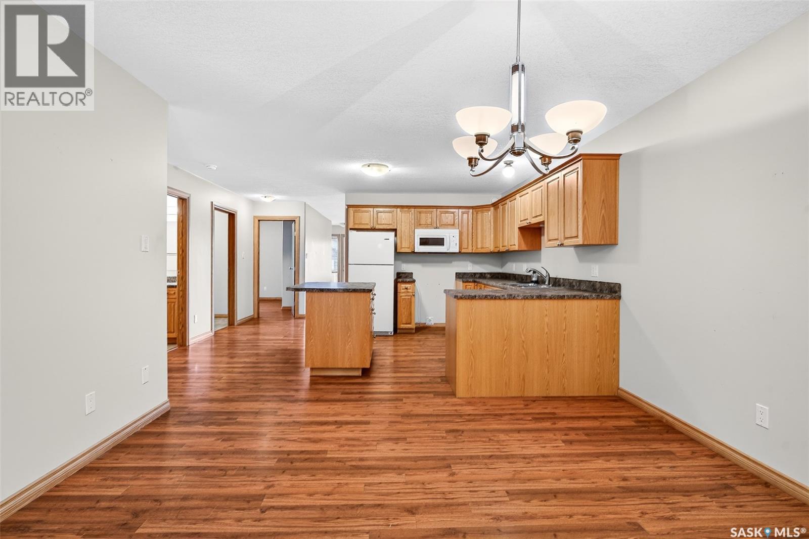 1 120 Athabasca Street W, Moose Jaw, SK - Indoor Photo Showing Kitchen