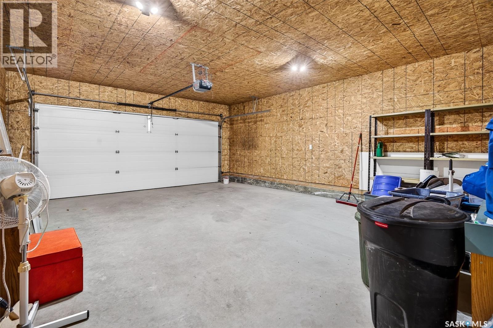 1 120 Athabasca Street W, Moose Jaw, SK - Indoor Photo Showing Garage