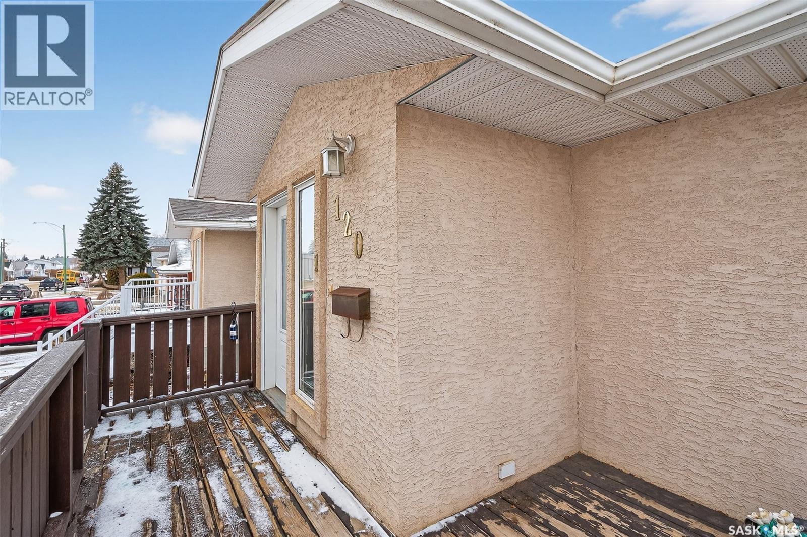 1 120 Athabasca Street W, Moose Jaw, SK - Outdoor