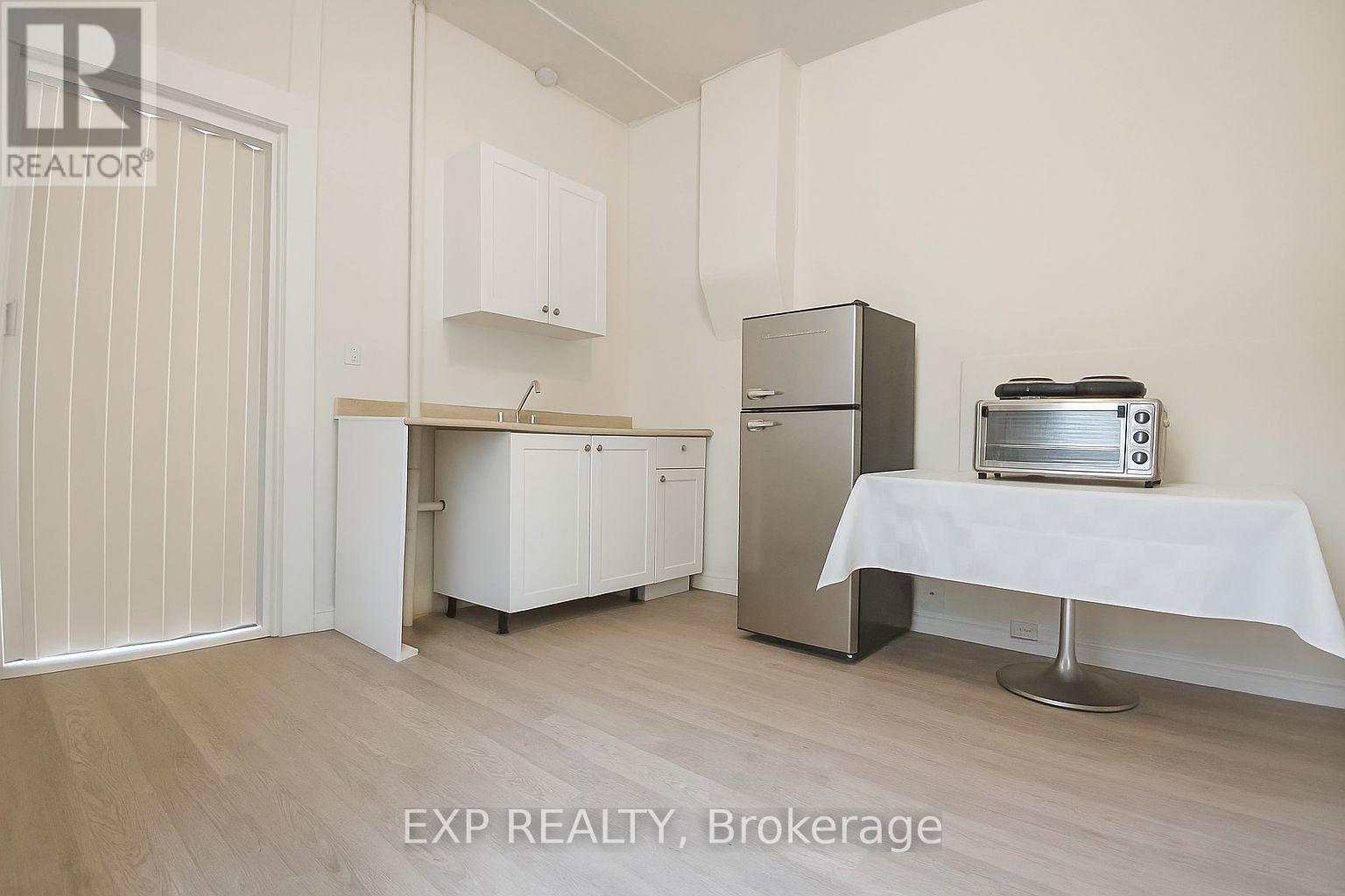 Bachelor - 207 Gamble Avenue, Toronto, ON - Indoor