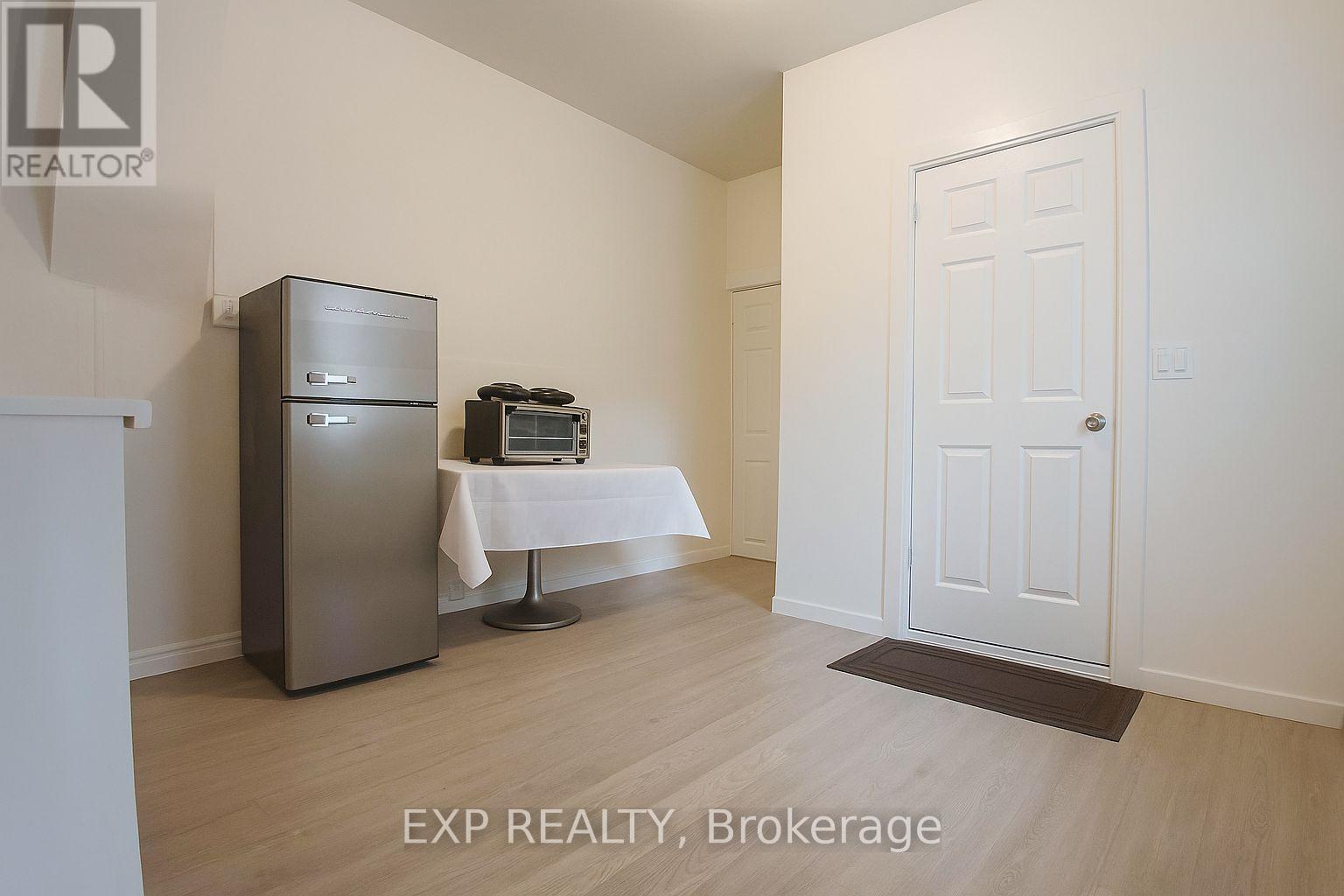 Bachelor - 207 Gamble Avenue, Toronto, ON - Indoor Photo Showing Other Room