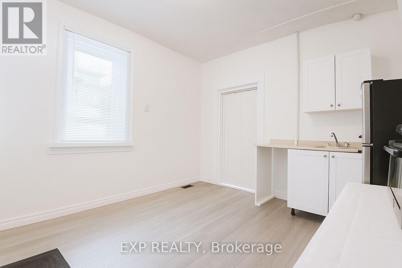 Bachelor - 207 Gamble Avenue, Toronto, ON - Indoor