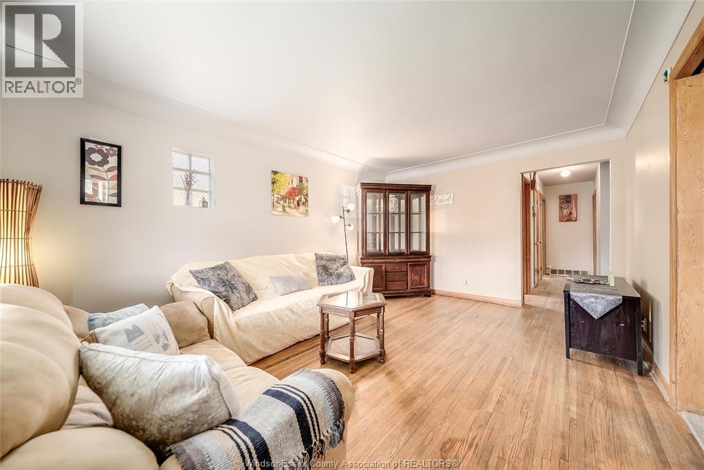 2362 Mercer, Windsor, ON - Indoor Photo Showing Living Room