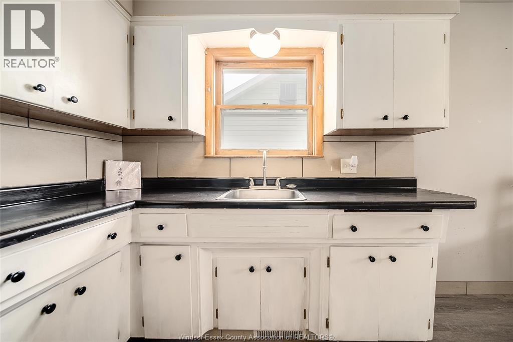 2362 Mercer, Windsor, ON - Indoor Photo Showing Kitchen