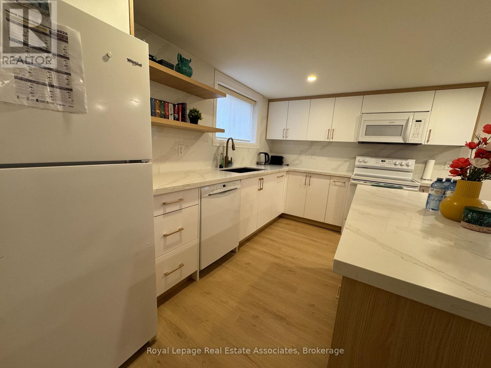Bsmt - 65 North Heights Road, Toronto, ON - Indoor Photo Showing Kitchen