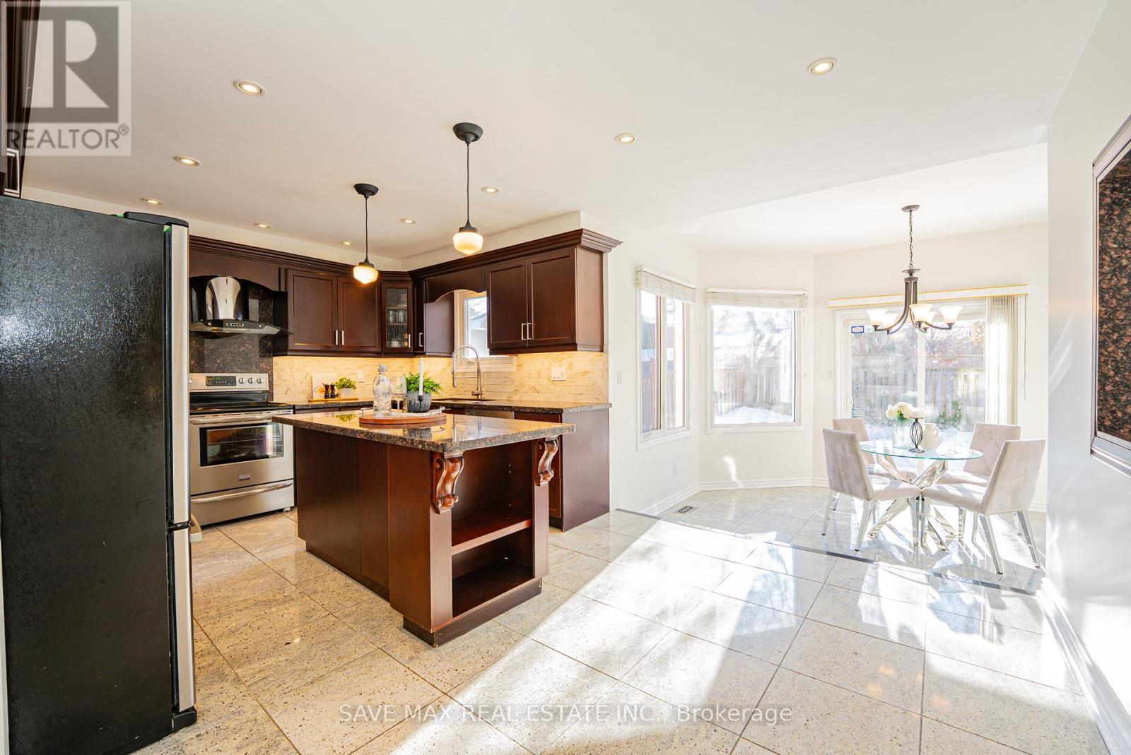3068 Prentiss Road, Mississauga, ON - Indoor Photo Showing Kitchen With Upgraded Kitchen