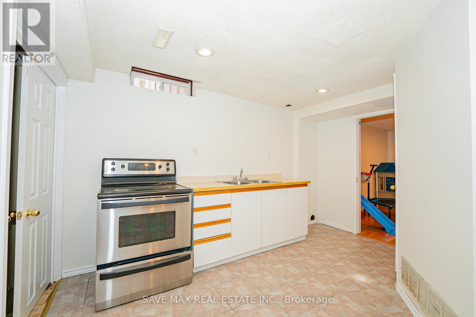 3068 Prentiss Road, Mississauga, ON - Indoor Photo Showing Kitchen With Double Sink