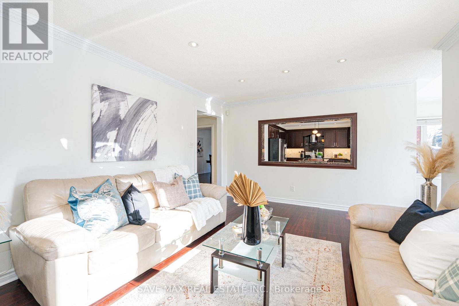3068 Prentiss Road, Mississauga, ON - Indoor Photo Showing Living Room