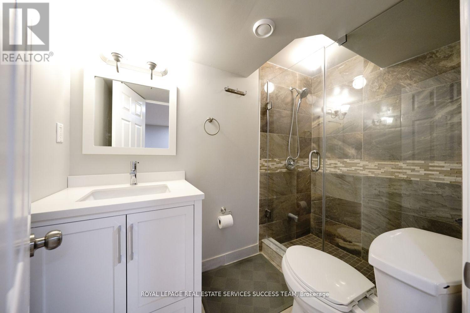 1355 Odessa Crescent, Oakville, ON - Indoor Photo Showing Bathroom