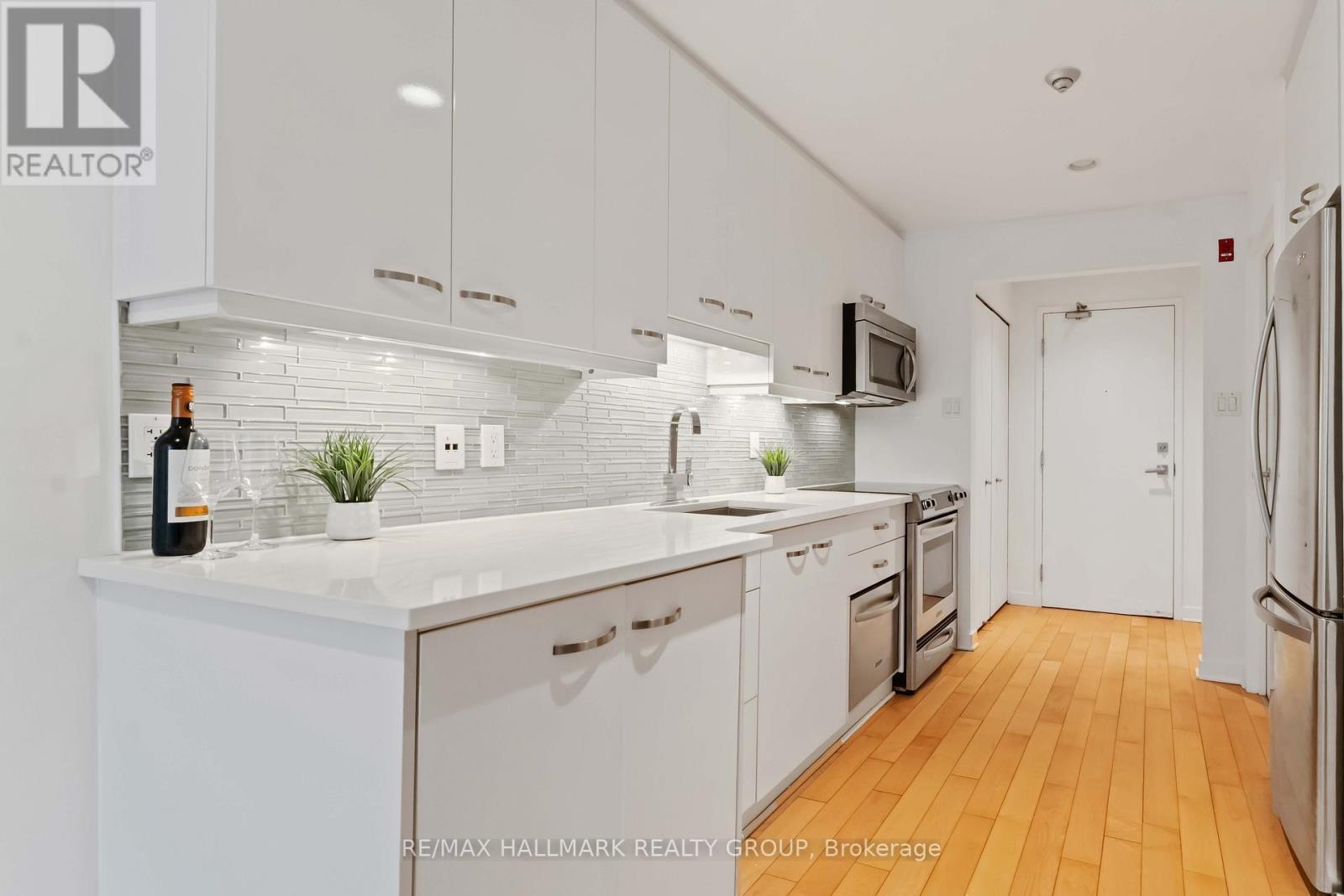 15 - 202 St. Patrick Street, Ottawa, ON - Indoor Photo Showing Kitchen With Upgraded Kitchen