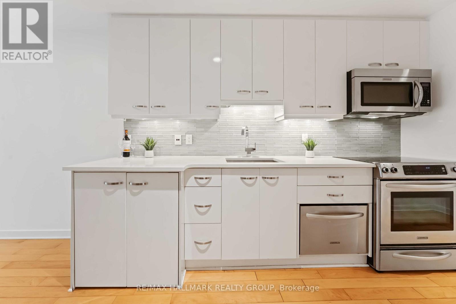 15 - 202 St. Patrick Street, Ottawa, ON - Indoor Photo Showing Kitchen With Upgraded Kitchen