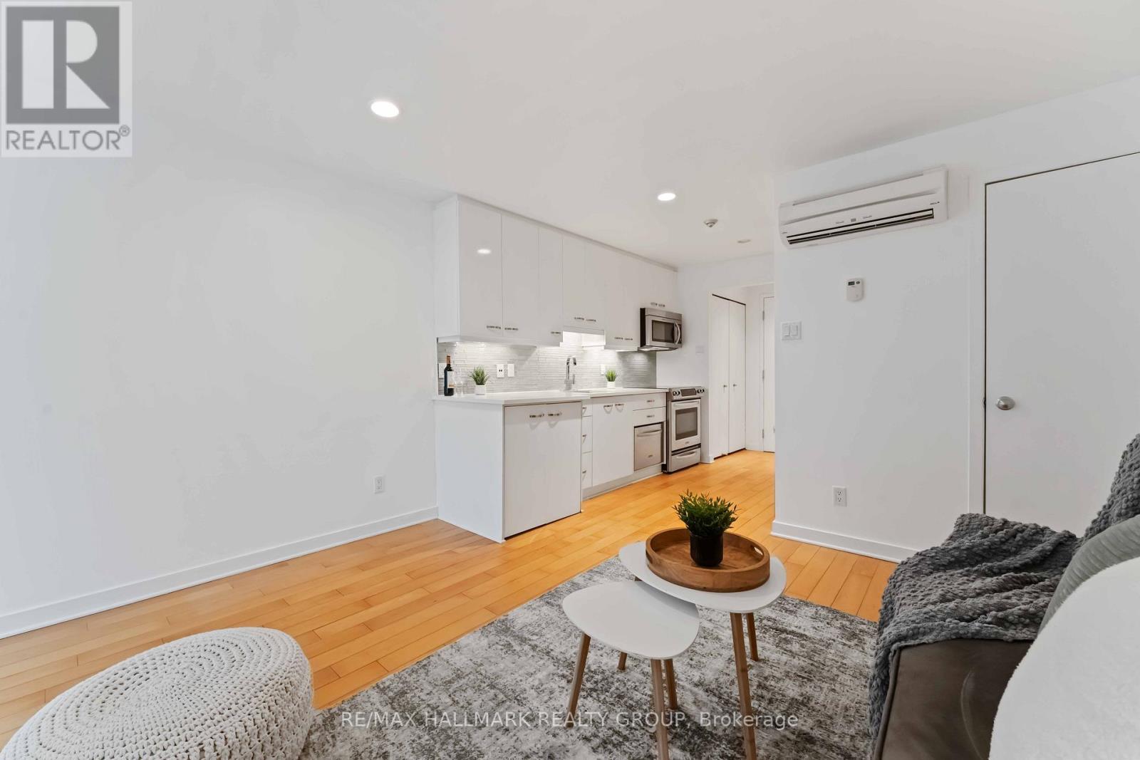 15 - 202 St. Patrick Street, Ottawa, ON - Indoor Photo Showing Living Room