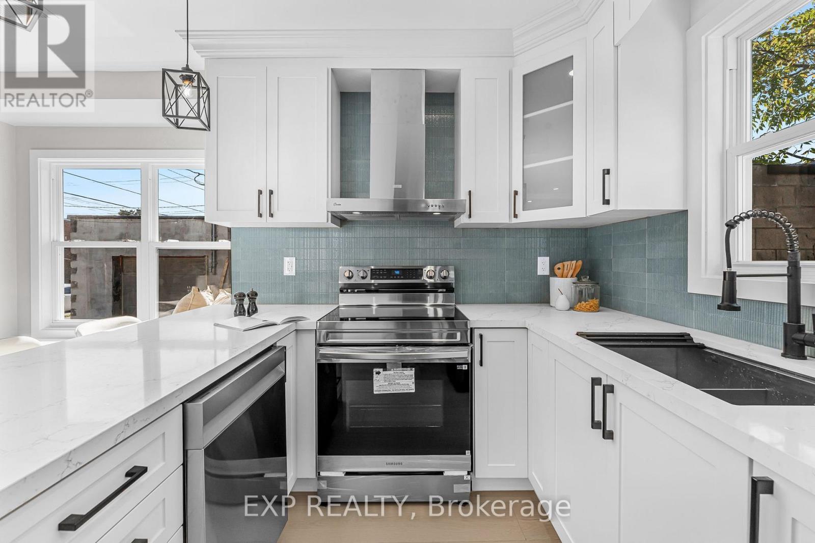 56 East 34Th Street, Hamilton, ON - Indoor Photo Showing Kitchen With Upgraded Kitchen