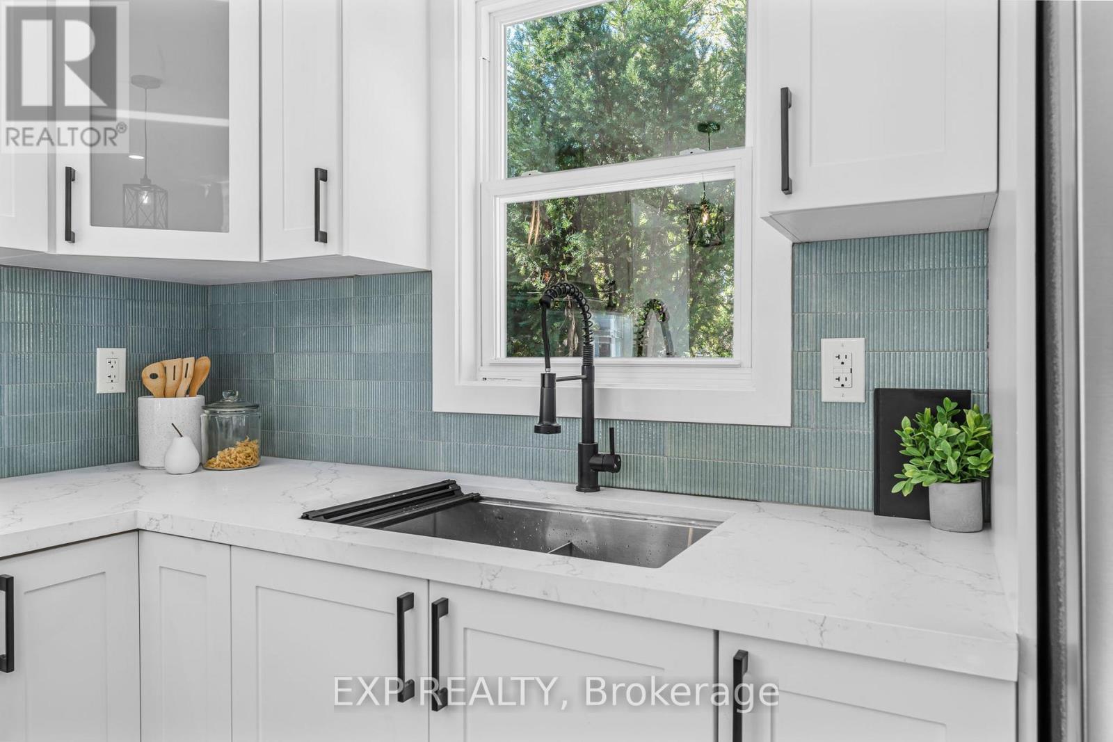 56 East 34Th Street, Hamilton, ON - Indoor Photo Showing Kitchen With Upgraded Kitchen