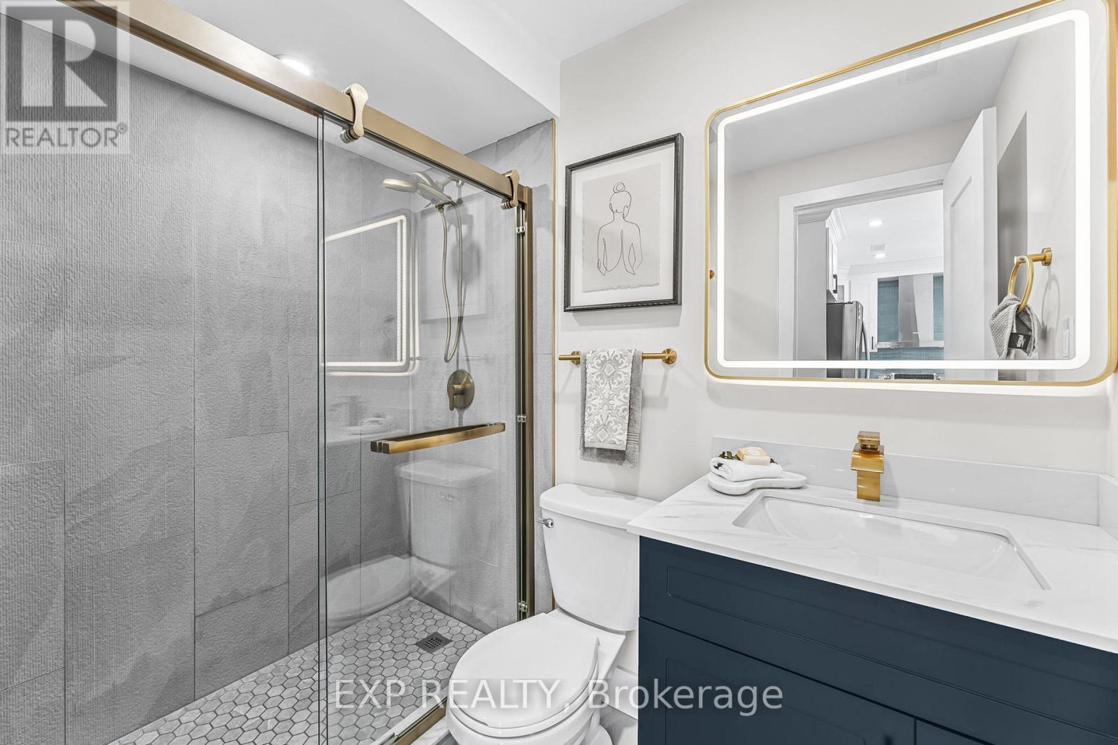 56 East 34Th Street, Hamilton, ON - Indoor Photo Showing Bathroom