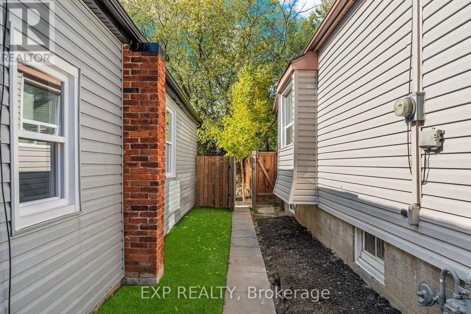 56 East 34Th Street, Hamilton, ON - Outdoor With Exterior
