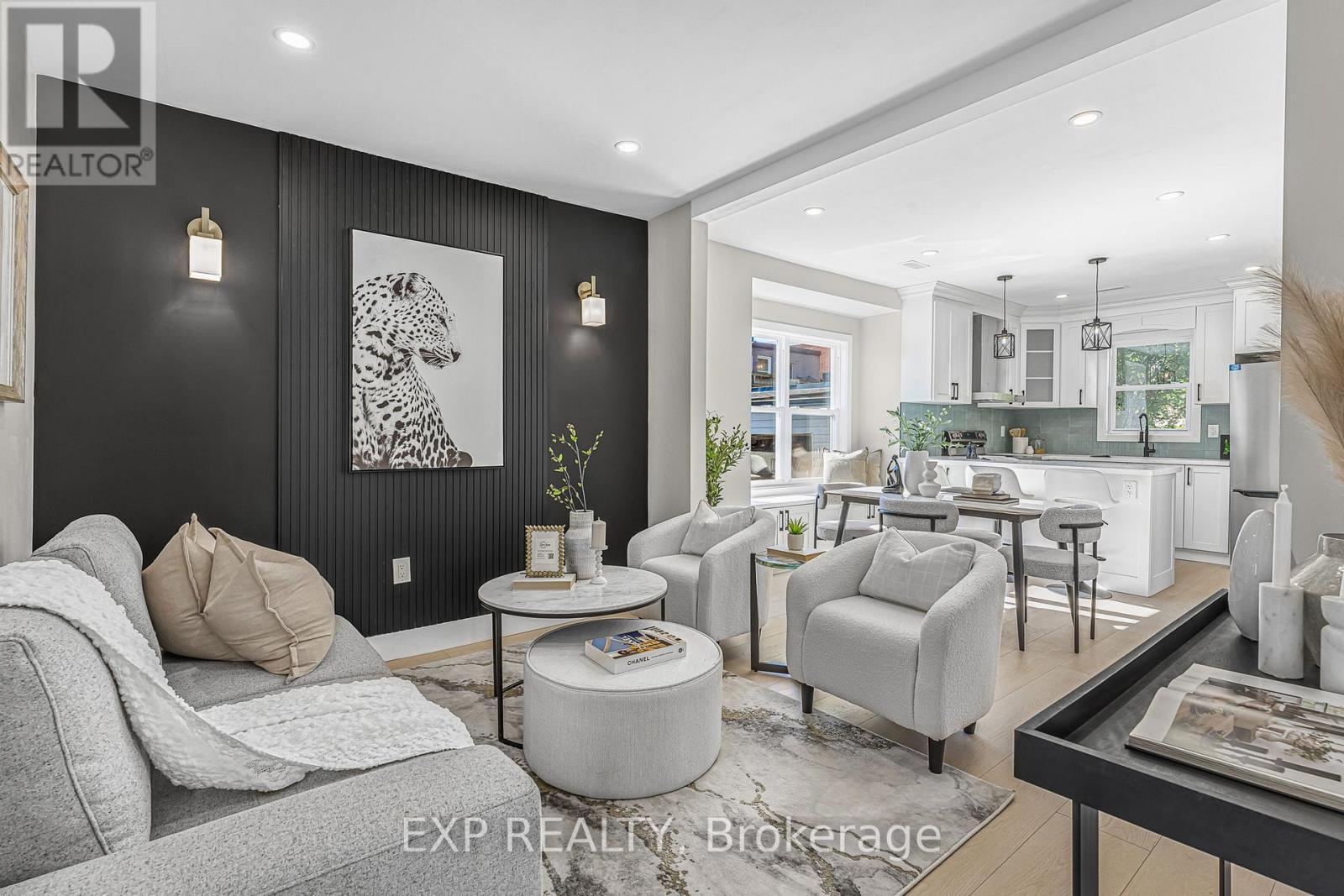 56 East 34Th Street, Hamilton, ON - Indoor Photo Showing Living Room