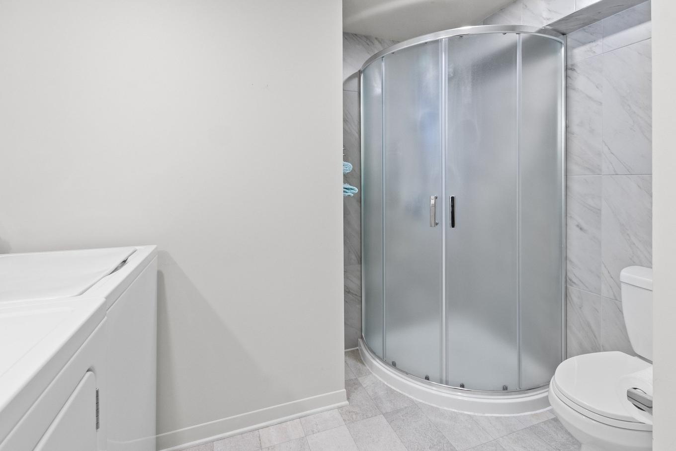 Bathroom - 153 Rue Royale, Châteauguay, QC - Indoor Photo Showing Bathroom