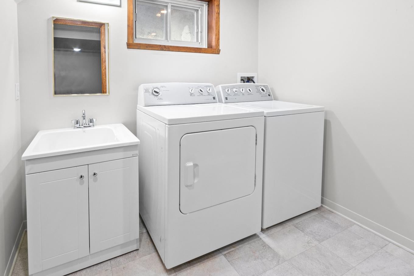 Bathroom - 153 Rue Royale, Châteauguay, QC - Indoor Photo Showing Laundry Room