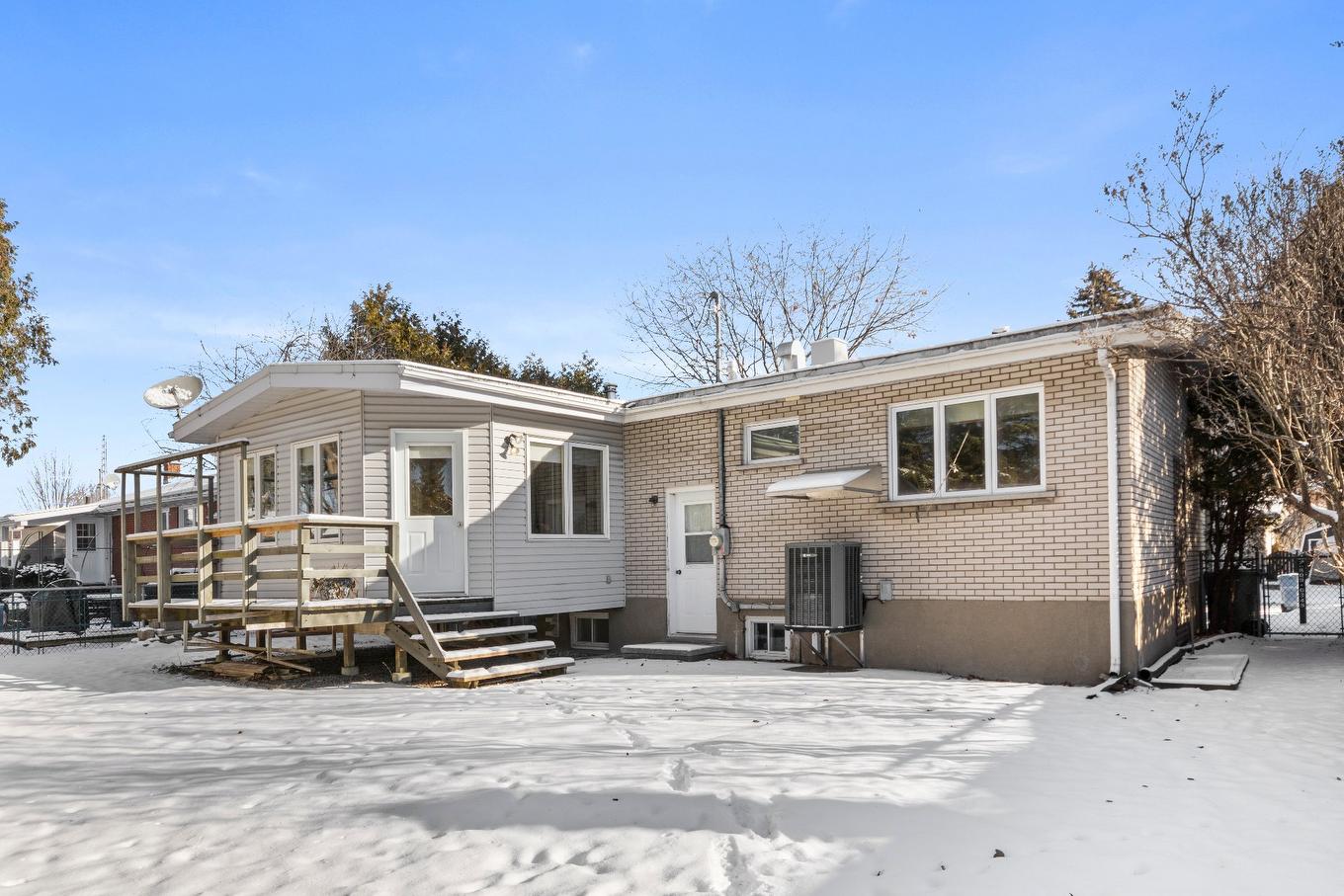 Backyard - 153 Rue Royale, Châteauguay, QC - Outdoor