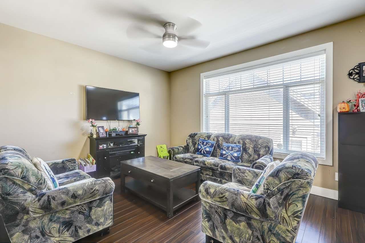 13987 64 Avenue, Surrey, BC - Indoor Photo Showing Living Room