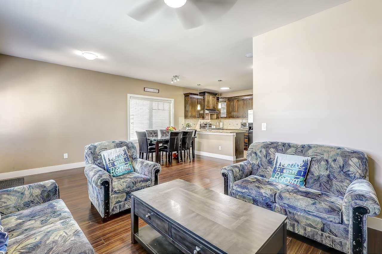 13987 64 Avenue, Surrey, BC - Indoor Photo Showing Living Room