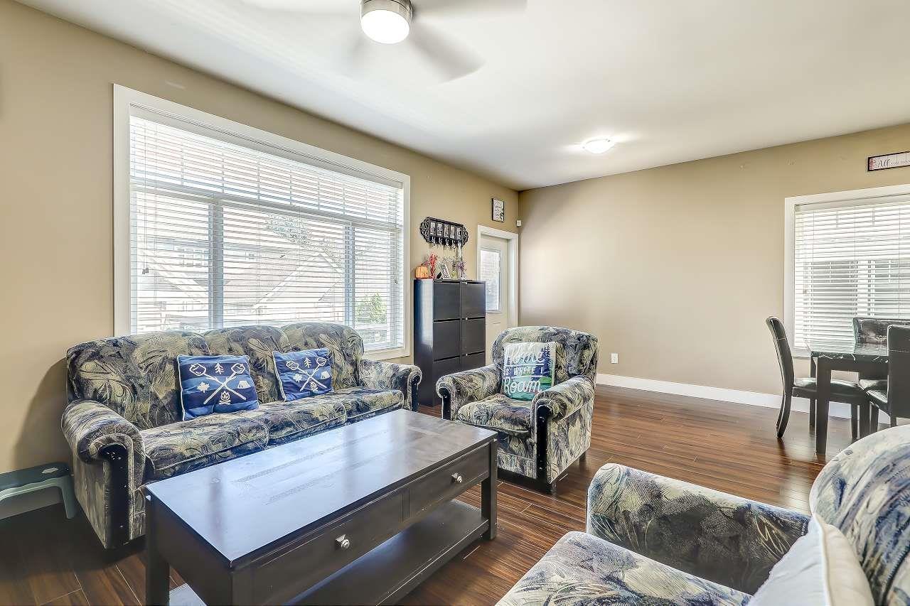 13987 64 Avenue, Surrey, BC - Indoor Photo Showing Living Room