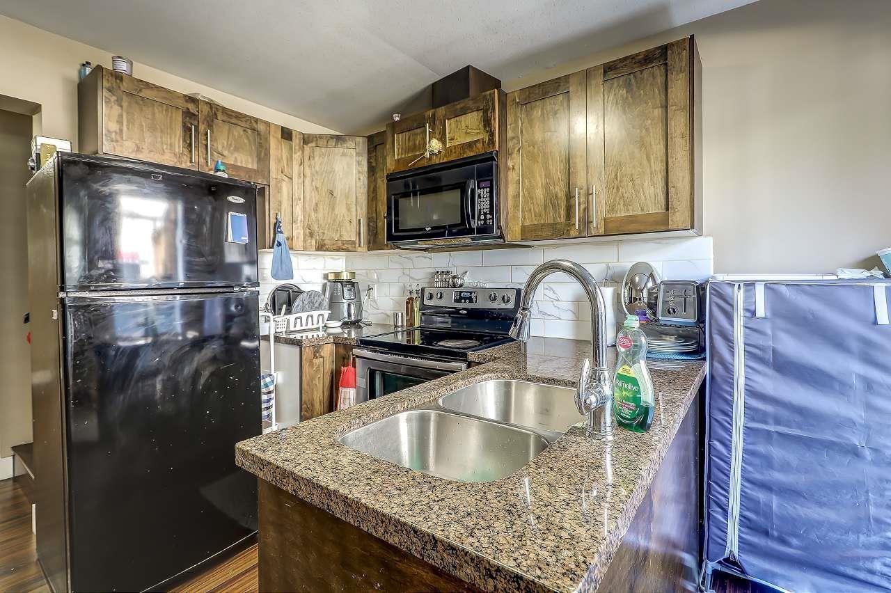 13987 64 Avenue, Surrey, BC - Indoor Photo Showing Kitchen With Double Sink