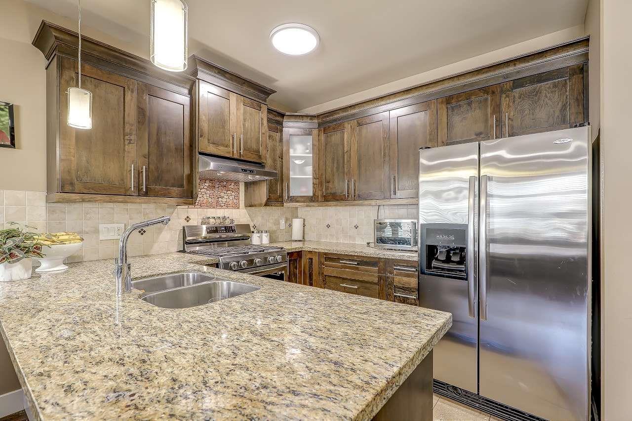 13987 64 Avenue, Surrey, BC - Indoor Photo Showing Kitchen With Double Sink With Upgraded Kitchen