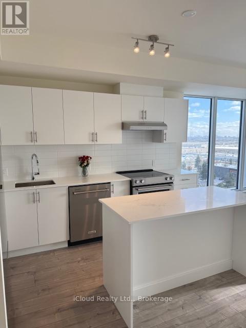 921 - 8960 Jane Street, Vaughan, ON - Indoor Photo Showing Kitchen With Upgraded Kitchen