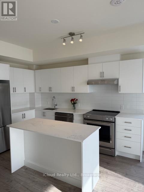 921 - 8960 Jane Street, Vaughan, ON - Indoor Photo Showing Kitchen With Upgraded Kitchen