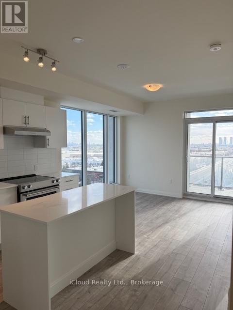 921 - 8960 Jane Street, Vaughan, ON - Indoor Photo Showing Kitchen With Upgraded Kitchen