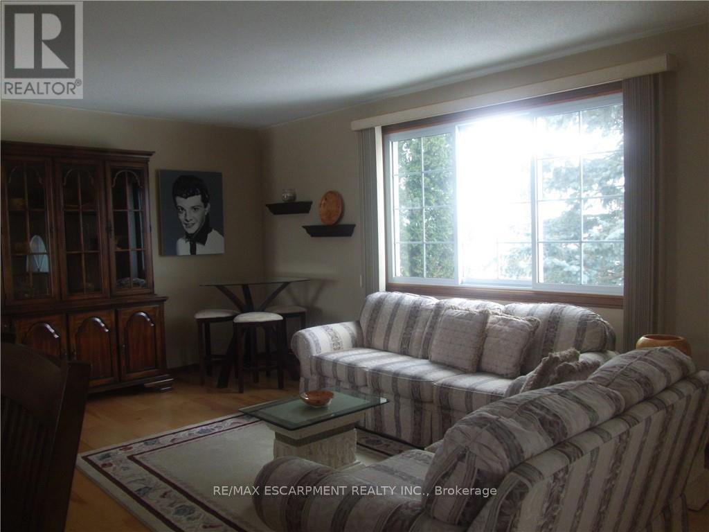 18 Ross Street, Norfolk, ON - Indoor Photo Showing Living Room