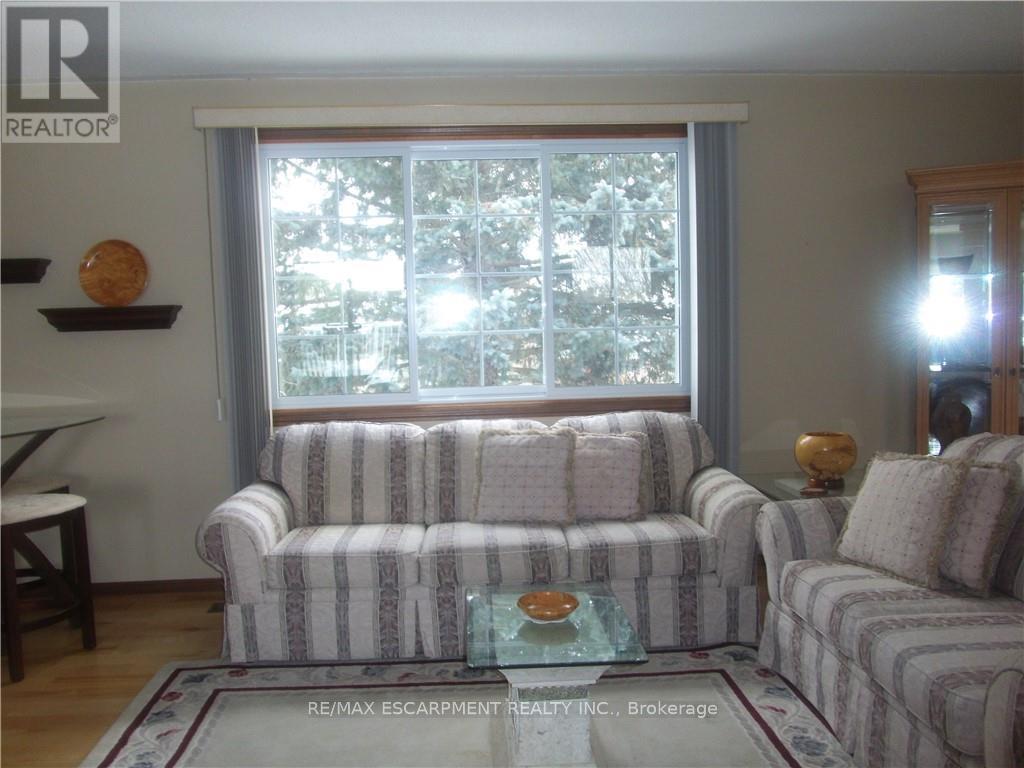 18 Ross Street, Norfolk, ON - Indoor Photo Showing Living Room